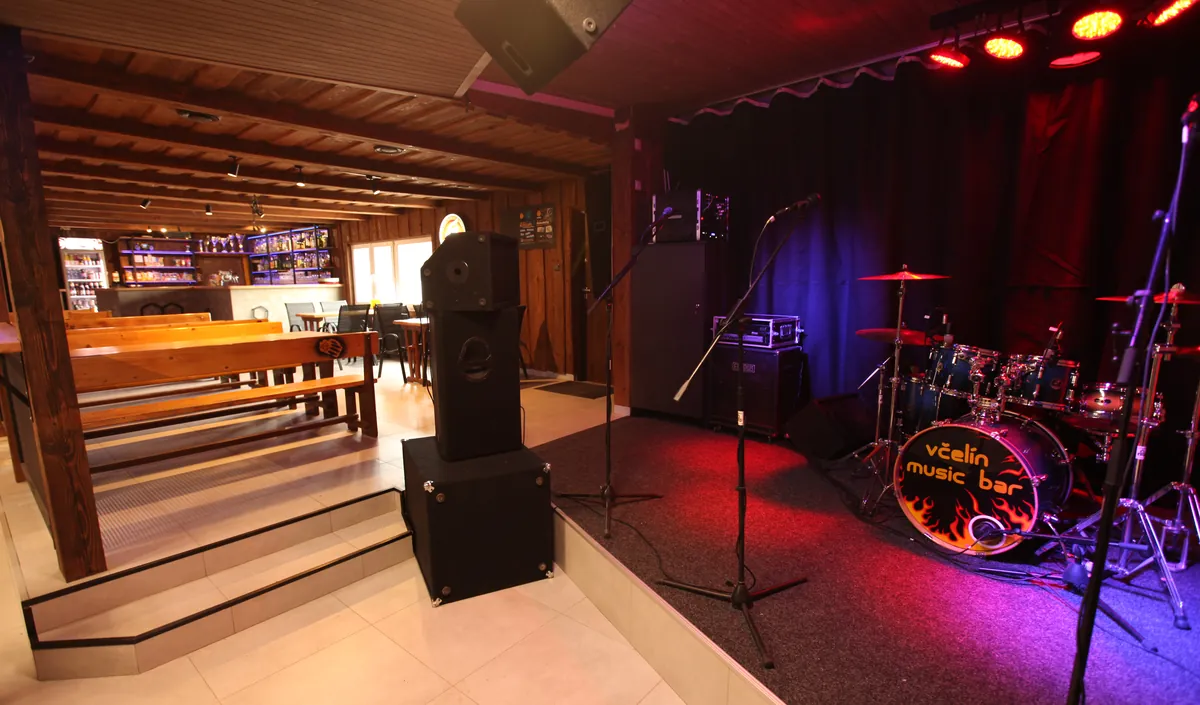včelín Music Bar – atmosféra