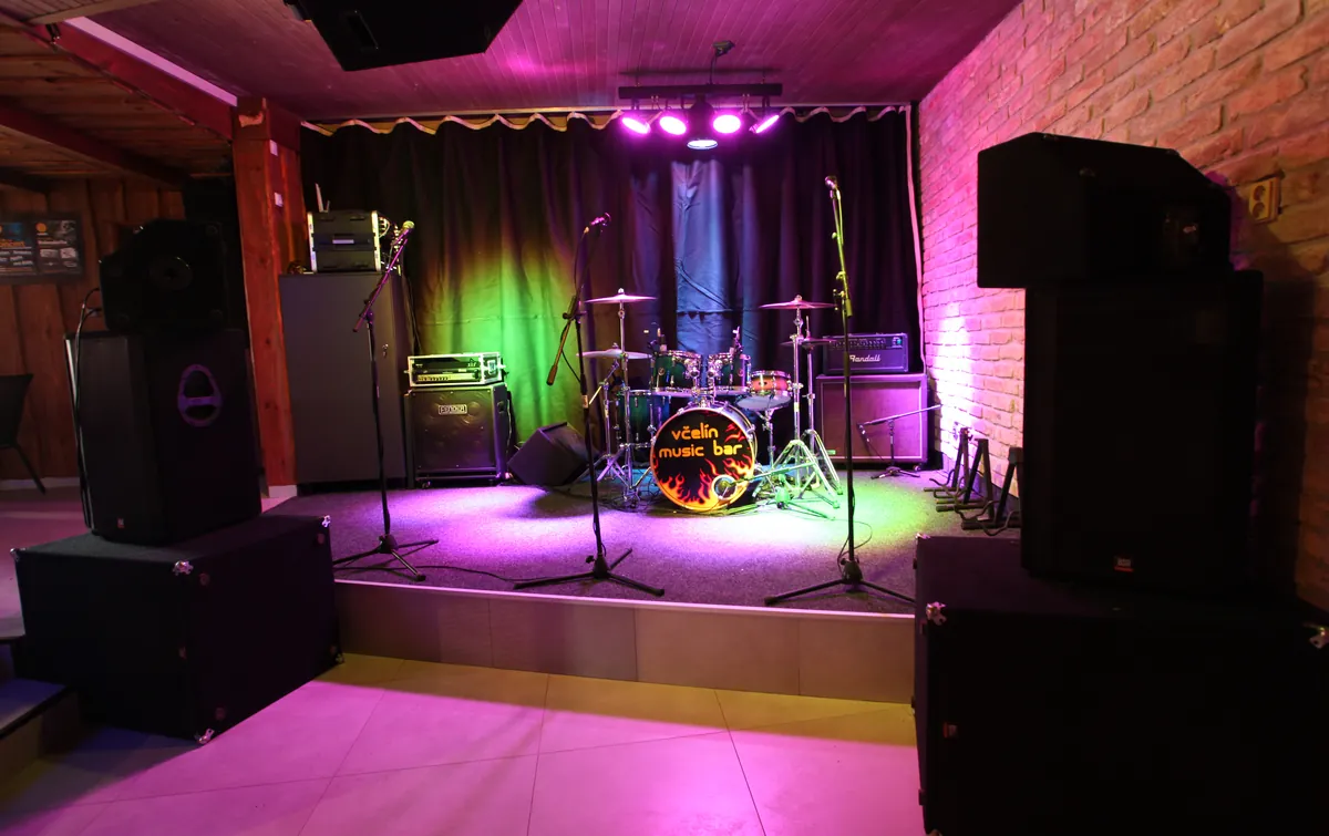 včelín Music Bar – interiér